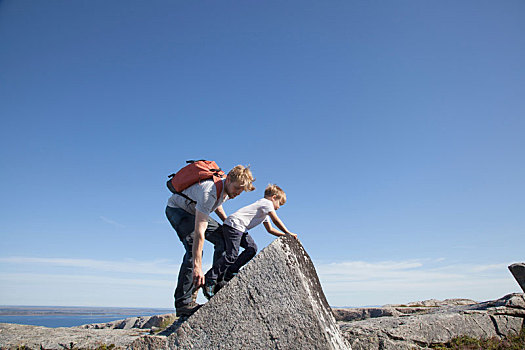 男孩,父亲,攀登,岩石构造,上方,小湾,挪威