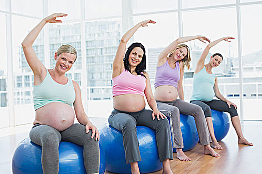 孕妇,坐,健身球,伸展,手臂