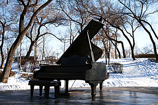 哈尔滨俄罗斯风情小镇的钢琴雕塑