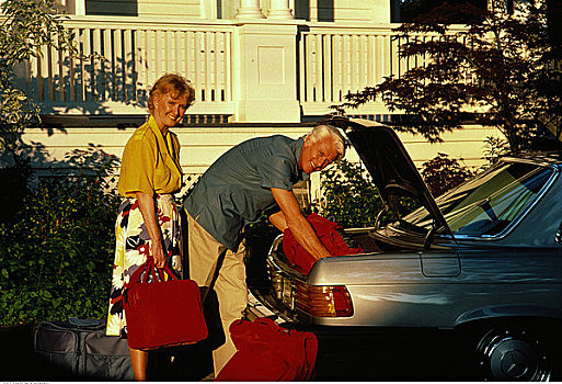 夫妻,装载,行李,后备箱