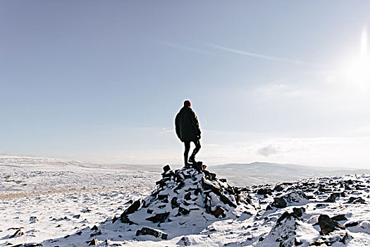 站立,男人,岩层,布雷肯灯塔国家公园,威尔士
