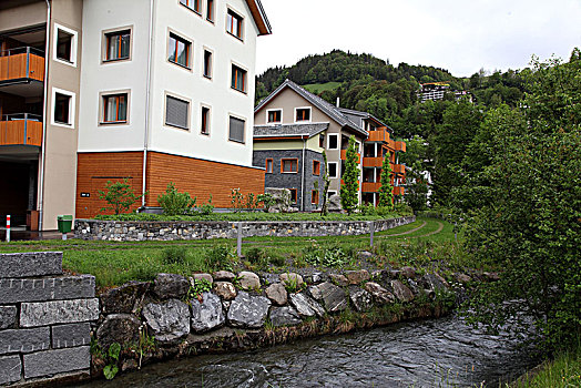 瑞士小镇河边的路