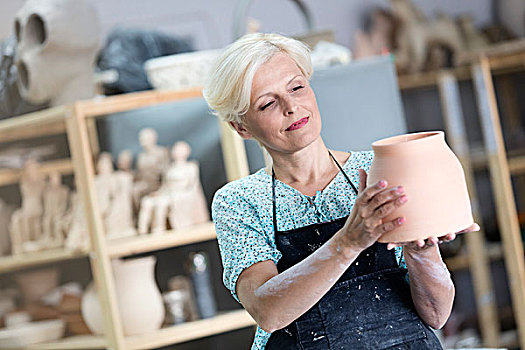 成年,女人,拿着,陶器,花瓶,棚拍