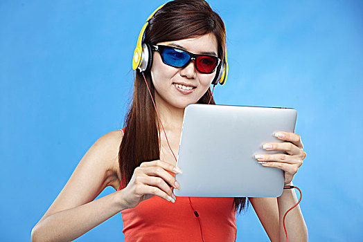 亚洲女青年使用ipad娱乐