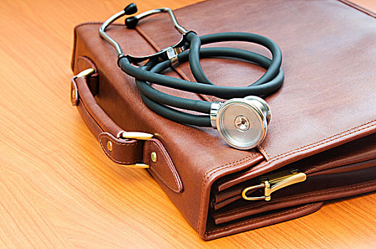 博士,箱包,听诊器,木质背景