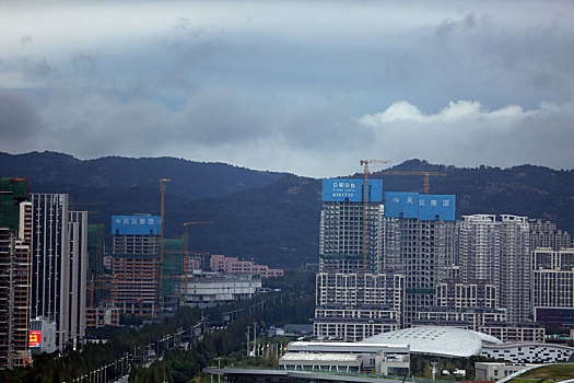 山东省日照市,云绕卧龙山犹如人间仙境,气象部门发布暴雨蓝色预警提醒市民加强防范