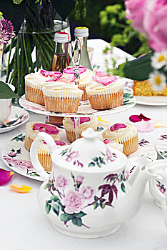 玫瑰花瓣,杯形蛋糕,桌子,茶