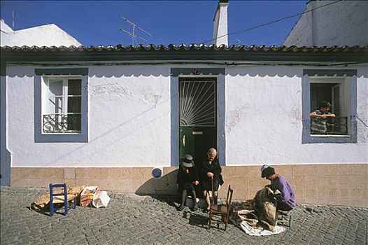 葡萄牙,女人,坐,正面,房子,一个,制作,地毯,男孩,窗户