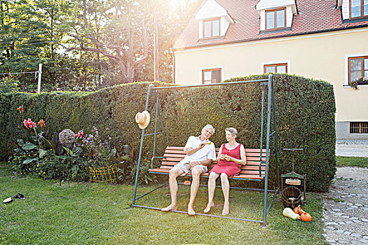 老年,夫妻,放松,秋千,座椅,花园