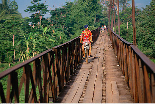 女人,骑自行车,桥,琅勃拉邦,老挝