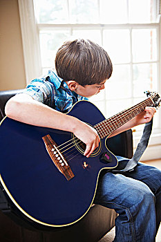 男孩,弹吉他,沙发