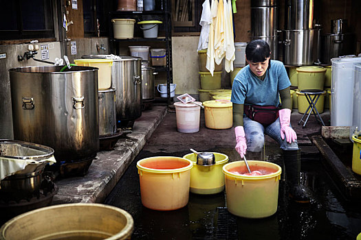 日本人,女人,纺织品,植物,染色,工作间,染,片,布,黄色,塑料制品,桶,穿,橡胶手套