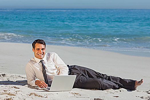 微笑,放松,躺着,沙子,笔记本电脑