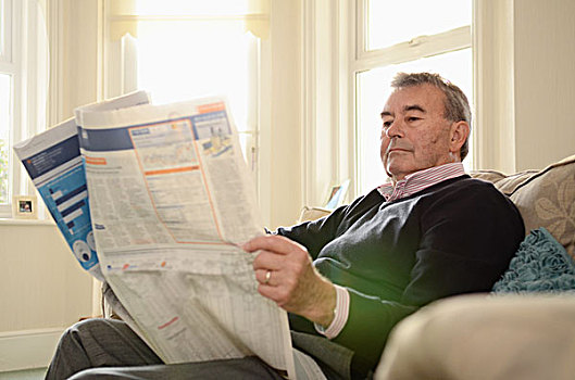 老人,坐,扶手椅,读报