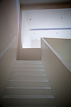 白色楼梯