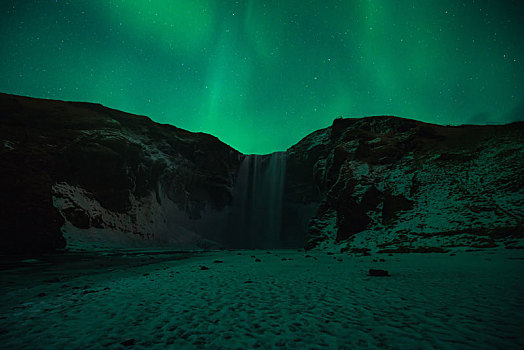 冬季冰岛斯科加瀑布夜晚极光风景