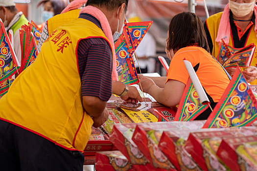 中国鬼节中元普渡丰盛的祭祀品及人们