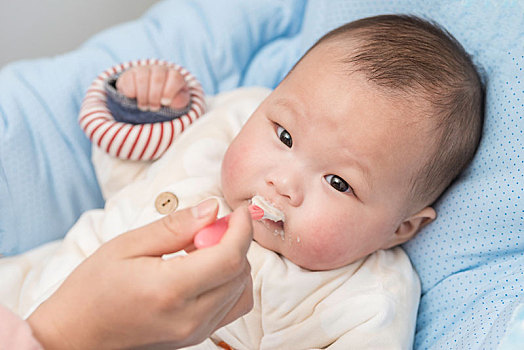 躺著吃米糊的亞洲低月齡嬰兒