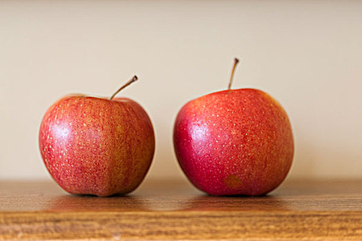 两个,红色,苹果,架子