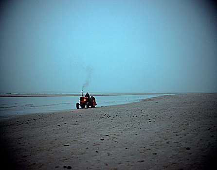 拖拉机,海滩