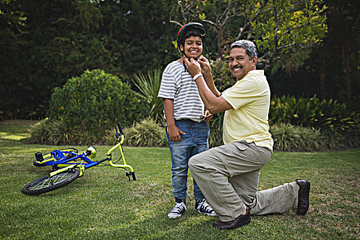 头像,爷爷,帮助,孙子,戴着,自行车头盔,公园