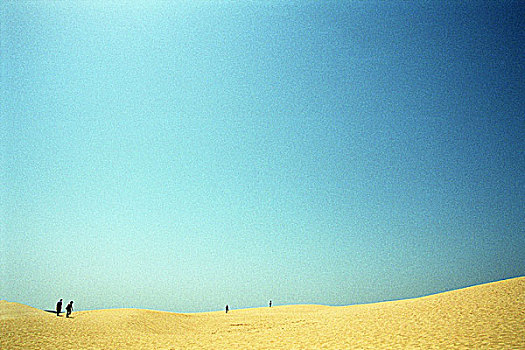 荒漠景观,沙丘,人,沙漠,风景,天空,蓝色,概念,晴天,宽,远景,干燥,荒芜,沙