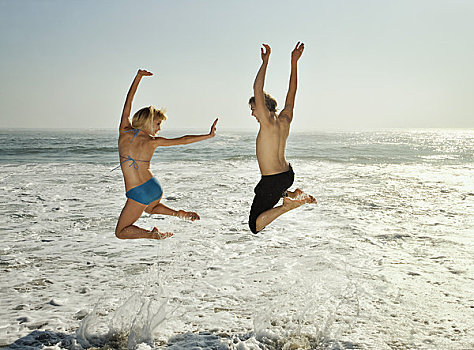 伴侣,跳跃,波浪,海滩