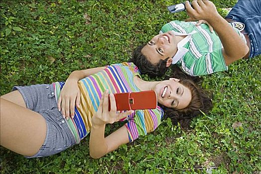 俯拍,年轻,情侣,卧,公园,拿着,手机