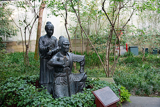 杭州岳庙岳母刺字雕像