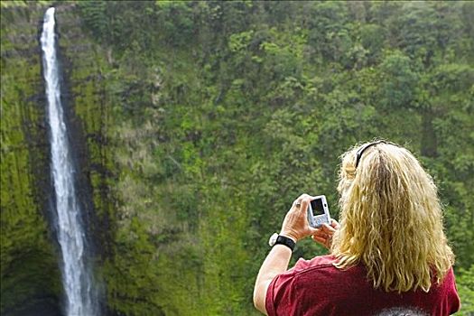后视图,女人,拍照,瀑布,阿卡卡瀑布,阿卡卡瀑布州立公园,夏威夷,美国