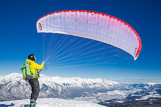 滑翔伞,男人,准备,因斯布鲁克,提洛尔,奥地利,欧洲