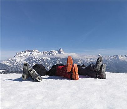 三个男人,卧,雪中,山