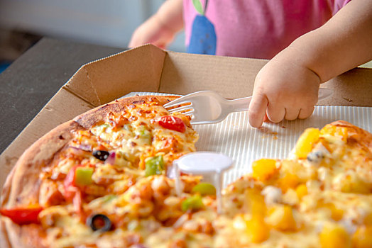 儿童的小手和美味的披萨
