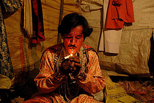 国王,衣服,歌剧院,艺术家,烟,绿色,房间,禁止,印度,九月,2005年