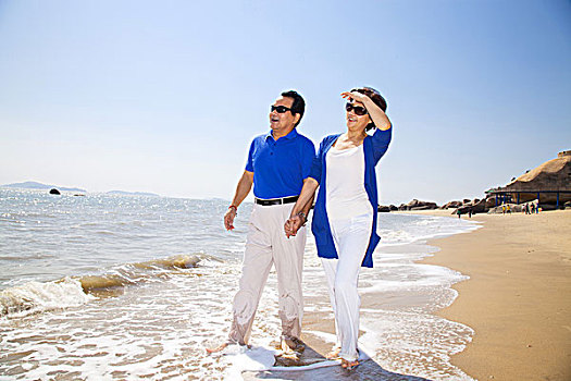老年夫妻在海边散步