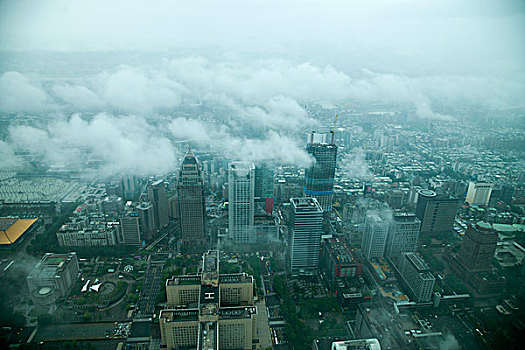台湾台北市107大厦上眺望云雾中的台北市景