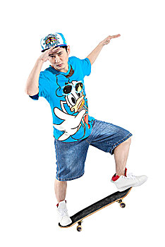 玩滑板的年轻男子