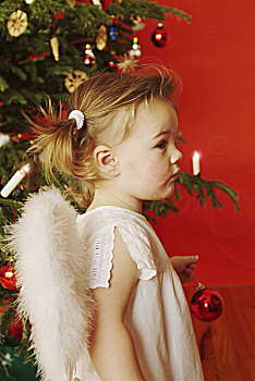 圣诞节,孩子,女孩,辫子,小裙,天使翅膀,圣诞树,人,幼儿,2-4岁,可爱,翼,装束,天使,小天使,侧面