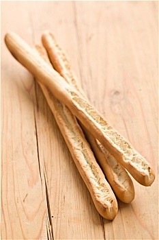 棍形面包,棍,木桌子