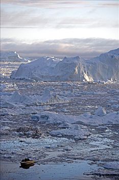 格陵兰,伊路利萨特,世界遗产,船,航行,道路,散开,冰山,巨大,高耸,背景,晚上,亮光