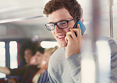 微笑,男人,眼镜,交谈,手机,巴士