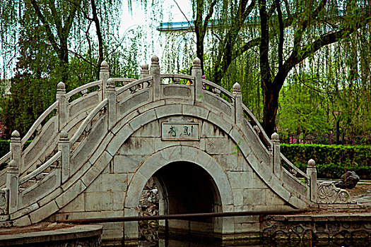 中國古典園林湖泊中的拱形橋和倒影