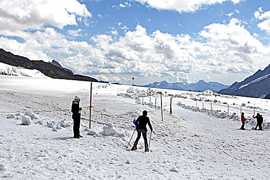 瑞士著名山峰少女峰滑雪的人