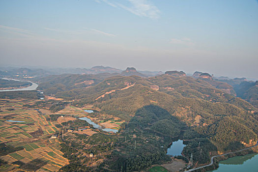 山,丹霞,河流,蓝天,黄昏,大气,田野,水电站,村庄,驴友,旅行,地质公园,丹霞地貌,绿色,灌木,树,草,水潭,素材,平面设计