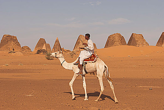 男人,骑,单峰骆驼,正面,金字塔,北方,墓地,麦罗埃,努比亚,荒芜,苏丹,非洲