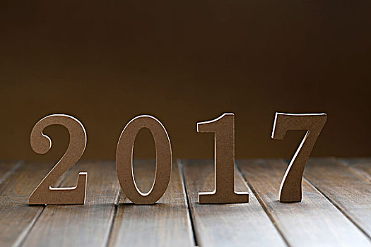 2017新年快乐,木质数字放在复古桌面上