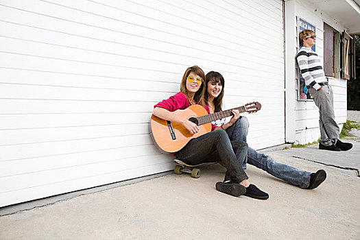 两个女孩,坐在地板上,吉他