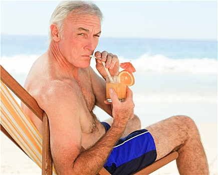 退休,男人,喝,鸡尾酒,海滩