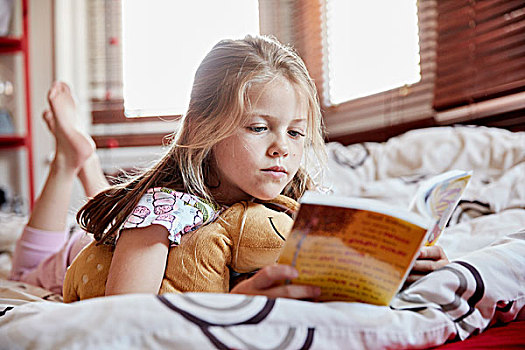 女孩,躺着,床,正面,读,书本