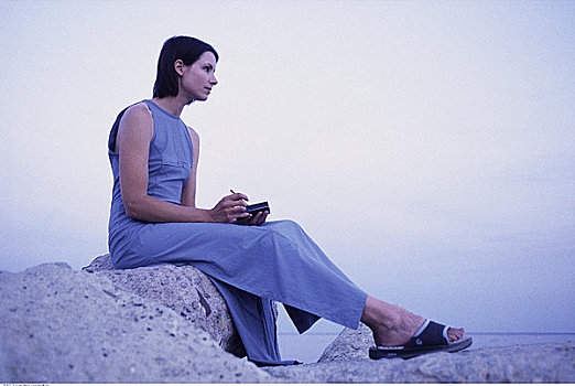 坐,女人,岩石上,电子记事簿,多伦多,安大略省,加拿大